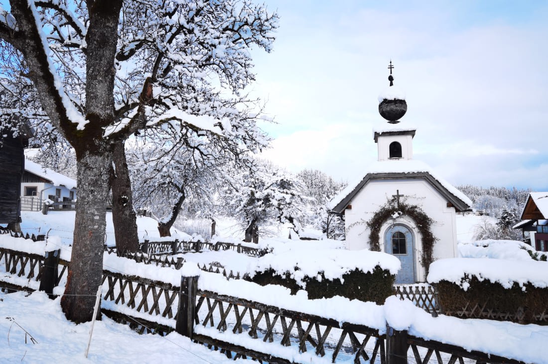 Unsere Kapelle am Bauernhof im Winter