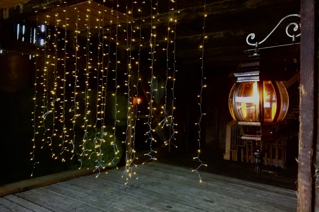 Viele Lichterketten zu Weihnachten auf dem Bauernhof