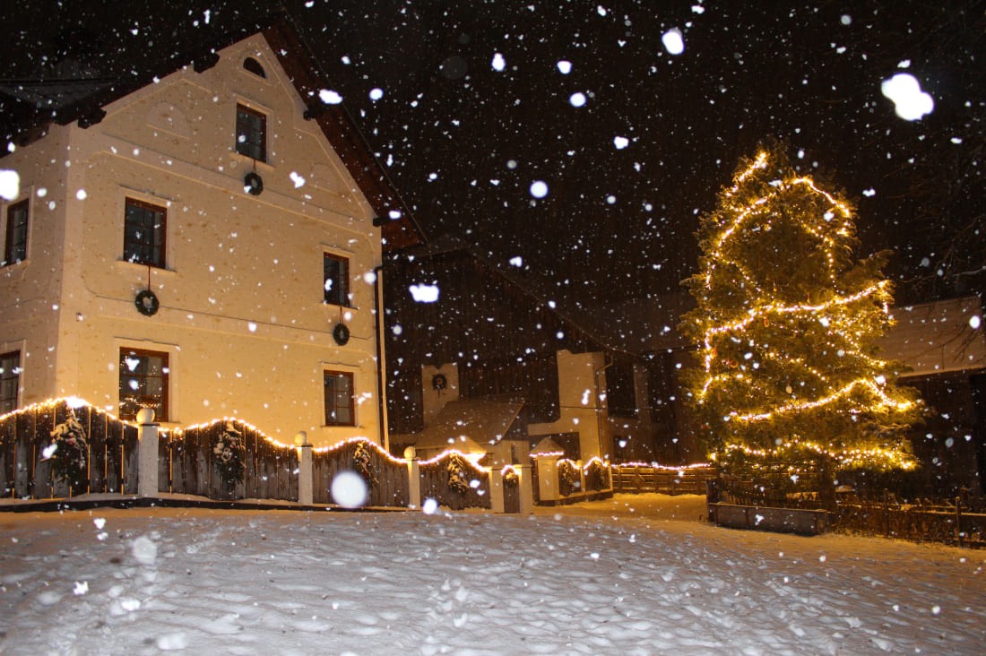 Schneefall zu Weihnachten am Bauernhof Lutzmannhof
