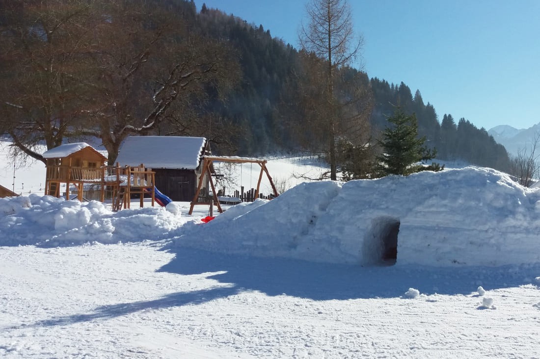 Schneehöhle bauen im Winter am Bauernhof