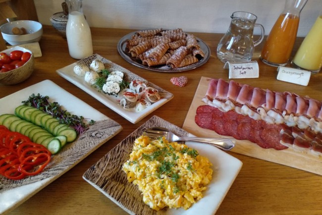 Verköstigung beim Frühstücksbuffet am Lutzmannhof