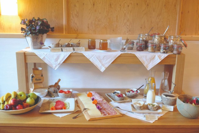 Frische und bäuerliche Auswahl beim Frühstücksbuffet auf dem BIO-Bauernhof Lutzmannhof in Irdning, Steiermark