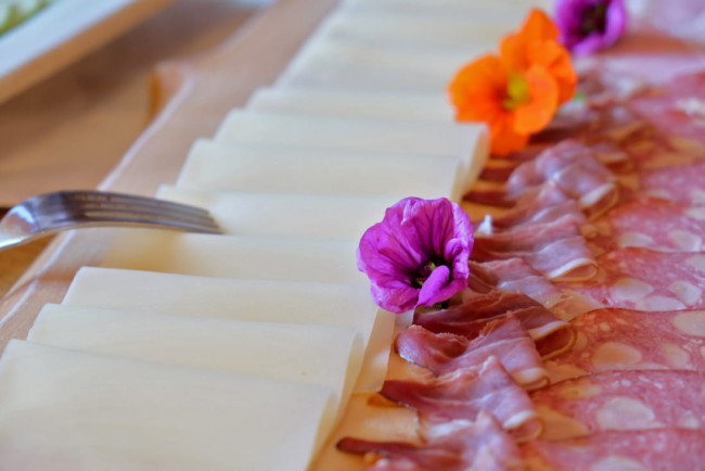 Käse und Wurst vom Frühstücksbuffet auf dem BIO-Bauernhof Lutzmannhof in der Steiermark