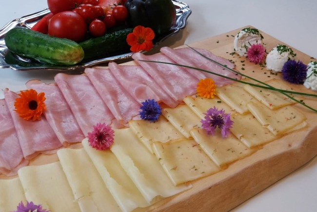 Wurst und Käse beim Bauernfrühstück am Lutzmannhof