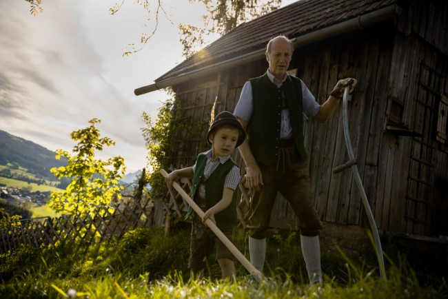 Senner beim Arbeiten auf dem Bauernhof Lutzmannhof in der Steiermark