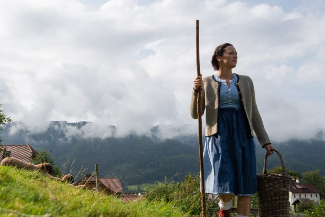 Sennerin vom Bauernhof Lutzmannhof auf der Weide