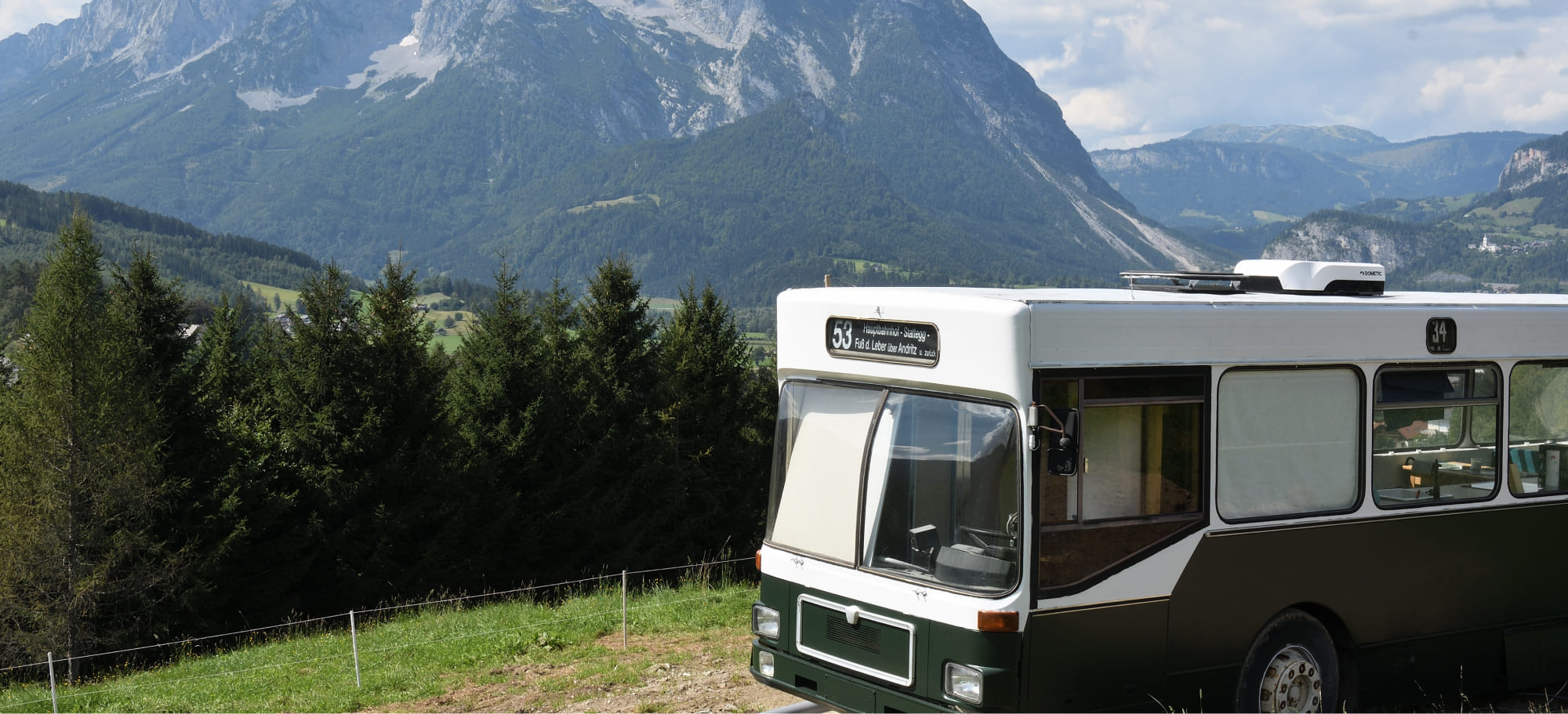 Exklusives Schlafen im umgebauten Linienbus Lindwurm am Bauernhof Lutzmannhof in Irdning, Steiermark