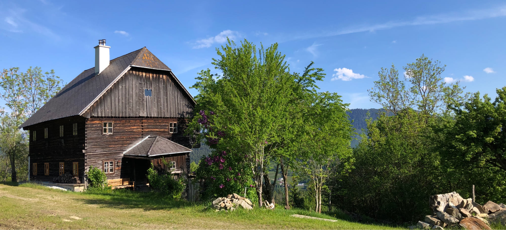 Idyllische Almhütte mitten in den Bergen in der Steiermark