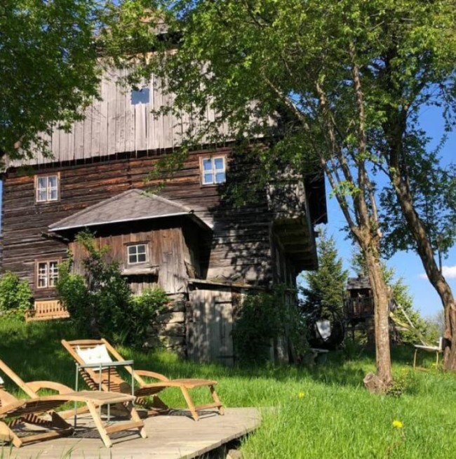 Gemütliche Terrasse auf der Lutzmannalm in der Steiermark