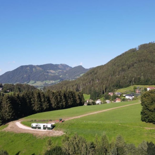Unser Glampingbus Lindwurm auf dem Bauernhofgelände Lutzmannhof