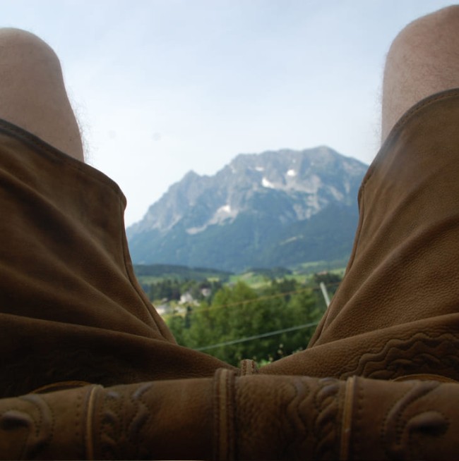 Lederhose mit Blick auf den Hausberg in der Steiermark