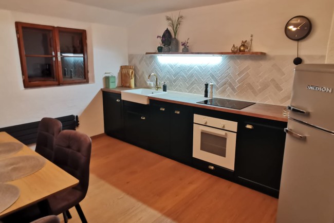 Küchenzeile mit Herd und Kühlschrank in den Ferienwohnungen am Bauernhof Lutzmannhof