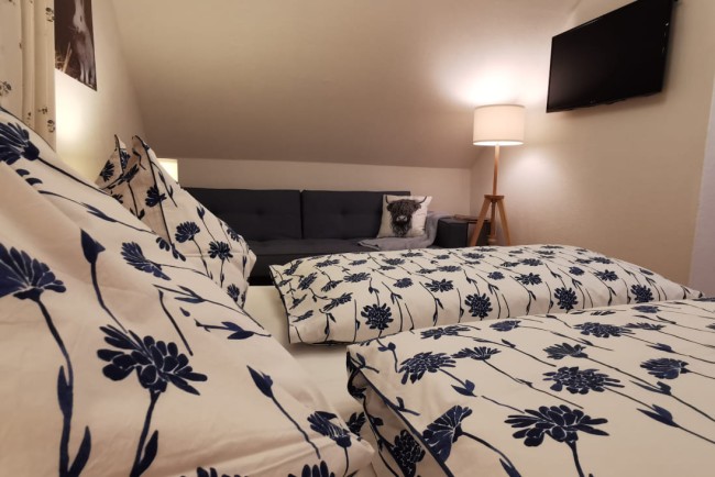 Frisch überzogene Betten am Bauernhof Lutzmannhof in Irdning, Steiermark