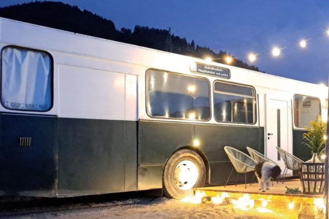 Gemütliche Abende mit Freunden auf der Terrasse vom Linienbus Lindwurm am BIO-Bauernhof Lutzmannhof 